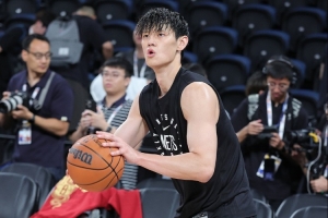 李宁鼓励曾凡博:要用体育精神激励自己 大胆地在赛场上去争取 李宁鼓励曾凡博:要用体育精神激励自己 大胆地在赛场上去争取