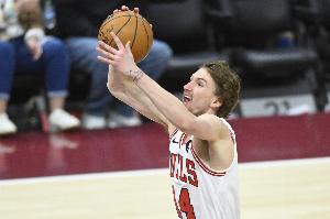 进攻越来越稳定!布泽利斯11中6&罚球5中5拿到19分 抢到4个篮板 进攻越来越稳定!布泽利斯11中6&罚球5中5拿到19分 抢到4个篮板