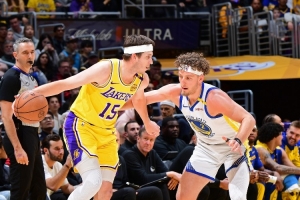 雷迪克:里夫斯造犯规的能力还在进步 你一伸手他就顺势完成动作 雷迪克:里夫斯造犯规的能力还在进步 你一伸手他就顺势完成动作