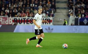 施洛特贝克:塔很出色在场上非常善于沟通 我们互补得很好 施洛特贝克:塔很出色在场上非常善于沟通 我们互补得很好