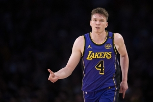 湖记:听说克内克特在训练营表现强势 今天算是把状态带到了赛场 湖记:听说克内克特在训练营表现强势 今天算是把状态带到了赛场