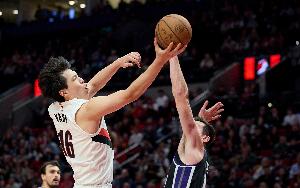 队记:杨瀚森让尤班克斯成为背景板 我们都在等待他高光的那一刻 队记:杨瀚森让尤班克斯成为背景板 我们都在等待他高光的那一刻