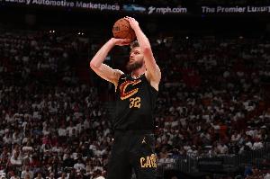 你是射手?迪恩-韦德8中1&三分7投全铁仅拿3分 正负值-28... 你是射手?迪恩-韦德8中1&三分7投全铁仅拿3分 正负值-28...