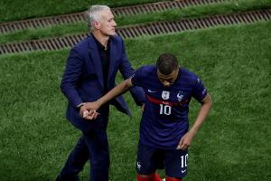 德尚谈姆巴佩伤情:我和他有多次交流,不幸的是受伤部位被撞到 德尚谈姆巴佩伤情:我和他有多次交流,不幸的是受伤部位被撞到