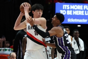 鲁媒:杨瀚森只是一名在试错中摸索的新秀 他的成长需要时间沉淀 鲁媒:杨瀚森只是一名在试错中摸索的新秀 他的成长需要时间沉淀