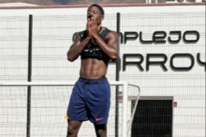 渴望上场比赛!曼晚:曼联中场梅努在国际比赛日期间努力训练 渴望上场比赛!曼晚:曼联中场梅努在国际比赛日期间努力训练