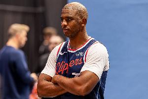 船记:进更衣室第一眼看到的是保罗给布朗米勒提建议 这让人欣慰 船记:进更衣室第一眼看到的是保罗给布朗米勒提建议 这让人欣慰