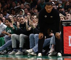 安芬尼-西蒙斯:马祖拉对篮板卡位非常坚定 想让我们都知道如何做 安芬尼-西蒙斯:马祖拉对篮板卡位非常坚定 想让我们都知道如何做