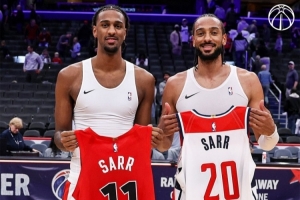 萨尔兄弟俩首次正式对决!哥哥贡献绝杀球 赛后开心交换球衣! 萨尔兄弟俩首次正式对决!哥哥贡献绝杀球 赛后开心交换球衣!