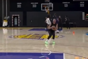 无惧干扰!绕桶接球三分连续命中 东契奇最新训练动态来袭 无惧干扰!绕桶接球三分连续命中 东契奇最新训练动态来袭