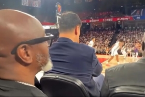 看了又好像没看!球迷中国赛坐在姚明和奥尼尔身后 啥也看不见 看了又好像没看!球迷中国赛坐在姚明和奥尼尔身后 啥也看不见