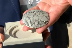 新科金球得主!RMC:登贝莱获颁家乡的城市奖章,市长亲自颁发 新科金球得主!RMC:登贝莱获颁家乡的城市奖章,市长亲自颁发