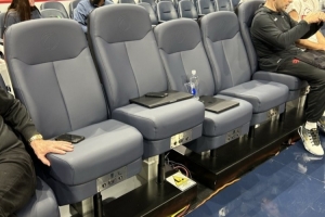 人性化改造!奇才替补席新增可调节高度座椅 利于球员放松状态 人性化改造!奇才替补席新增可调节高度座椅 利于球员放松状态