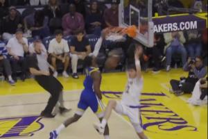 风驰电掣!库明加防守反击瞬间暴起左手隔扣拉拉维亚! 风驰电掣!库明加防守反击瞬间暴起左手隔扣拉拉维亚!