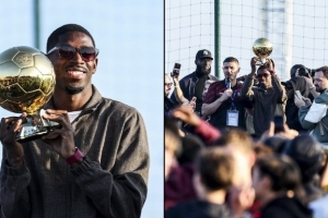 衣锦还乡!登贝莱带着金球奖回到家乡,向家乡人民展示金球 衣锦还乡!登贝莱带着金球奖回到家乡,向家乡人民展示金球