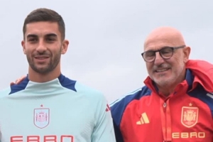 西班牙队训练前向费兰颁发50场纪念球衣,球员贡献22球5助 西班牙队训练前向费兰颁发50场纪念球衣,球员贡献22球5助