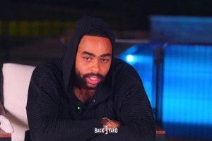 拉塞尔:希望球员都戴着小蜜蜂比赛 主持人:那他们泄密了怎么办 拉塞尔:希望球员都戴着小蜜蜂比赛 主持人:那他们泄密了怎么办