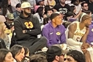 湖记:詹姆斯观战坐在了一张高椅子上 大概是为了缓解坐骨神经痛 湖记:詹姆斯观战坐在了一张高椅子上 大概是为了缓解坐骨神经痛