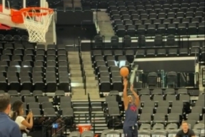 快船季前赛主场战掘金 保罗赛前热身飚中负角度三分 快船季前赛主场战掘金 保罗赛前热身飚中负角度三分