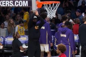 👀可太想出场了!詹姆斯暂停期间手痒在底线施展“空气投篮” 👀可太想出场了!詹姆斯暂停期间手痒在底线施展“空气投篮”