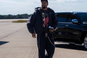 客战鹈鹕!火箭晒登机照:KD穿羽绒服气质逼人 电风扇随队出征 客战鹈鹕!火箭晒登机照:KD穿羽绒服气质逼人 电风扇随队出征