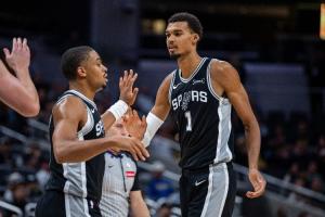 😲这是2米26的人?文班你不要太离谱 这一顿操作也太娴熟了吧? 😲这是2米26的人?文班你不要太离谱 这一顿操作也太娴熟了吧?