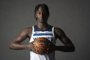 打广州可以出战!莱昂纳德-米勒右手小拇指割伤已恢复! 打广州可以出战!莱昂纳德-米勒右手小拇指割伤已恢复!