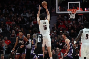 比卢普斯:杨瀚森上一场突然就像火箭一样爆发了 这很有趣 比卢普斯:杨瀚森上一场突然就像火箭一样爆发了 这很有趣