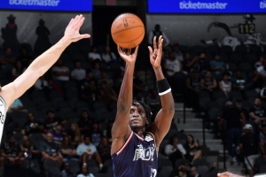 今天效率一般!奥拉迪波半场9中3&三分3中1拿到8分 另有1助1断 今天效率一般!奥拉迪波半场9中3&三分3中1拿到8分 另有1助1断