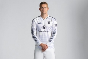 官方:曼联客战利物浦将穿白色客场球衣,是本赛季首次 官方:曼联客战利物浦将穿白色客场球衣,是本赛季首次