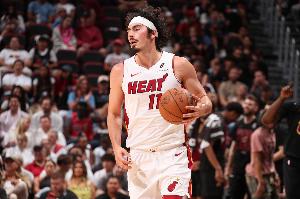 打得还行!哈克斯14中7拿下17分4板3助1帽 打得还行!哈克斯14中7拿下17分4板3助1帽