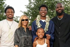 勒布朗:我妻子有父母和兄弟姐妹 安定下来和她同居是不同的经历 勒布朗:我妻子有父母和兄弟姐妹 安定下来和她同居是不同的经历