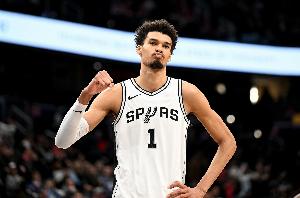 文班25分钟内砍27+11 卡莱尔:很高兴一个赛季里只须碰他两次 文班25分钟内砍27+11 卡莱尔:很高兴一个赛季里只须碰他两次