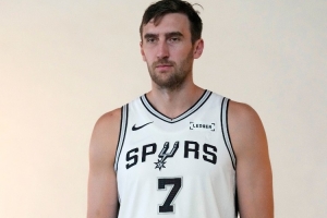 高效!科内特6投6中&5罚4中攻下16分7板1助1断 高效!科内特6投6中&5罚4中攻下16分7板1助1断