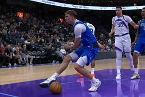 差点受伤!弗拉格跟进接球起飞单臂暴扣 落地后踩到球&好在无碍 差点受伤!弗拉格跟进接球起飞单臂暴扣 落地后踩到球&好在无碍