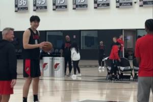 上场爆发后整个人松弛感拉满~小吧探班开拓者训练 杨瀚森加练罚球 上场爆发后整个人松弛感拉满~小吧探班开拓者训练 杨瀚森加练罚球