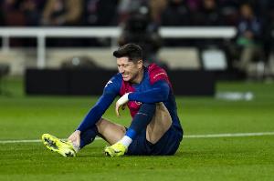 错过多场比赛!记者:莱万至少因伤缺席4周 错过多场比赛!记者:莱万至少因伤缺席4周