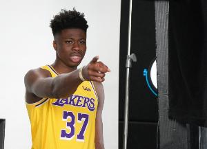 Stein:字母哥的四弟科斯塔斯签不了双向合同 所以雄鹿签了老五 Stein:字母哥的四弟科斯塔斯签不了双向合同 所以雄鹿签了老五