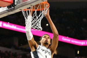 文班7次失误!米奇:季前赛他尝试不同打法与不同阵容搭配磨合 文班7次失误!米奇:季前赛他尝试不同打法与不同阵容搭配磨合