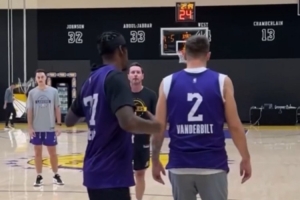 哥俩好!东契奇和范德比尔特队内训练时互换球衣 哥俩好!东契奇和范德比尔特队内训练时互换球衣