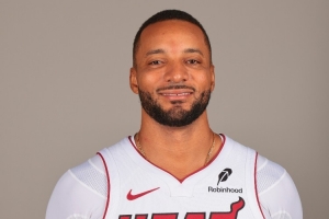 表现欠佳!诺曼-鲍威尔14中4得到17分4板2断另5次失误 正负值-8 表现欠佳!诺曼-鲍威尔14中4得到17分4板2断另5次失误 正负值-8