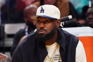 大将军节目主持人:詹姆斯假装受伤 因为湖人不给他续约合同 大将军节目主持人:詹姆斯假装受伤 因为湖人不给他续约合同