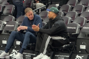 曾共事9年!勇士助教斯托茨和昔日爱徒利拉德赛前场边聊天 曾共事9年!勇士助教斯托茨和昔日爱徒利拉德赛前场边聊天