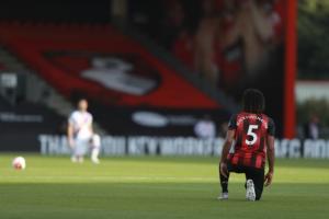 英超球员本周赛前将单膝下跪反对种族歧视,这是本赛季首次 英超球员本周赛前将单膝下跪反对种族歧视,这是本赛季首次