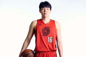 媒体人:杨瀚森在球权有限的情况下要从防守端做起 加强篮板球 媒体人:杨瀚森在球权有限的情况下要从防守端做起 加强篮板球