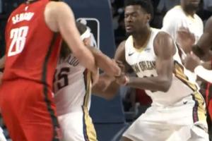 保护队友!老六想往前冲被申京直接架住腋下往后一扔再摔一跤 保护队友!老六想往前冲被申京直接架住腋下往后一扔再摔一跤