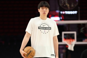 媒体人:杨瀚森慢慢来 得个七八九分 抢个四五个篮板就很好 媒体人:杨瀚森慢慢来 得个七八九分 抢个四五个篮板就很好