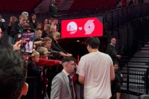 撕裂之城宠儿?杨瀚森被一众波特兰小球迷围着求签名+合影! 撕裂之城宠儿?杨瀚森被一众波特兰小球迷围着求签名+合影!