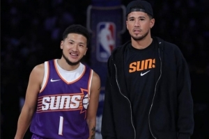 本尊认可!布克晒与“中文布克”合影以及后者投篮视频:继续投 本尊认可!布克晒与“中文布克”合影以及后者投篮视频:继续投