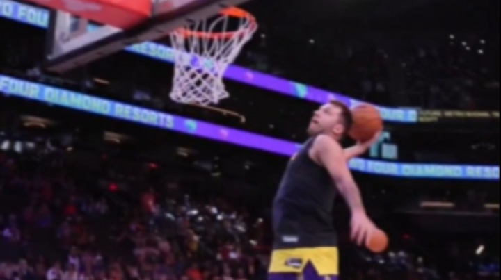 77自抛自扣你见过?东契奇热身时完成单臂战斧暴扣 77自抛自扣你见过?东契奇热身时完成单臂战斧暴扣